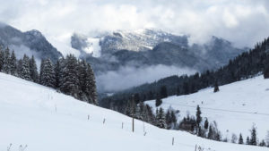 Die Berge in den Wolken, die Landschaft komplett verschneit