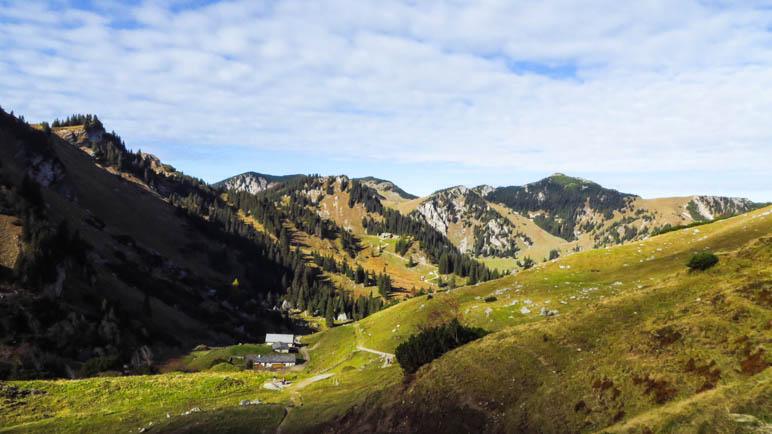 An der Kleintiefentalalm, im Hintergrund das Taubensteinhaus