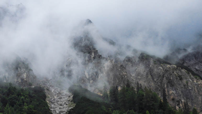 Wolkenverhangene Berge im Gesäuse