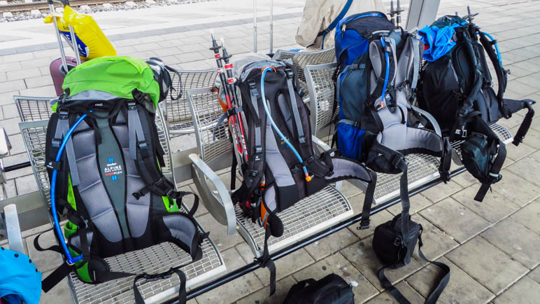 Schon zehn Liter weniger, bei einem Wandertag mehr. Rucksäcke warten am Ostbahnhof auf den Zug nach Jenbach