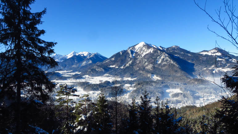 Ein Blick über das Tal der Tiroler Ache hinüber in Richtung Hochplatte