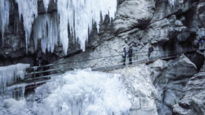 Der Weg führt hinter der Eiszapfenwand entlang