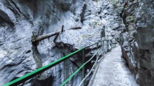 Auf dem Weg durch die Breitachklamm. Wie ist der Baumstamm da hingekommen?