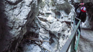 Eine enge Stelle in der Breitachklamm, in der sich einige Baumstämme verkantet haben