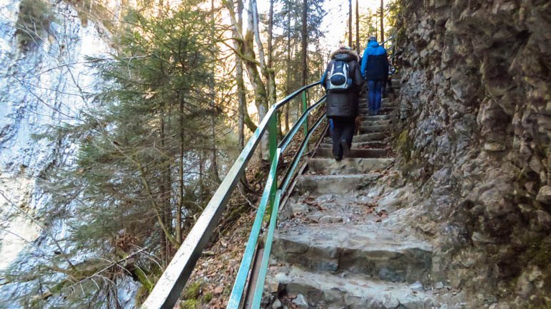 Nach der Breitachklamm führt der Weg über Treppen bergauf