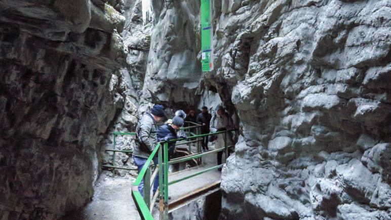 Die kurze Brücke, daneben die Messlatte mit den Flutmarken