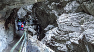 Ein großer Felsüberhang auf dem Klammweg