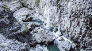 Auf dem letzten Abschnitt der Klamm leuchtet das Wsser wieder grün