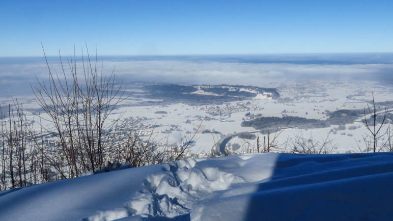 Derr Blick über Grassau und den im Nebel liegenden Chiemsee