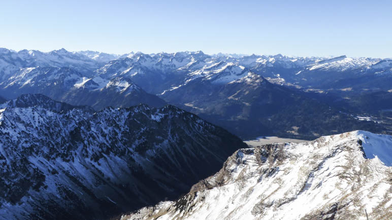 Ganz im Westen liegt das Kleinwalsertal mit dem markanten Ifen