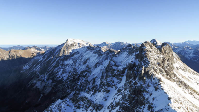 Östlich des Nebelhorn-Gipfels beginnt der Hindelanger Klettersteig