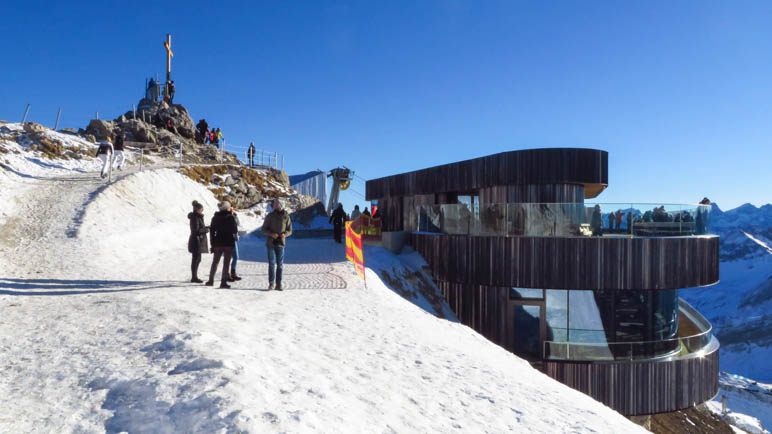 Nebelhorn-Gipfel und Gipfelhaus