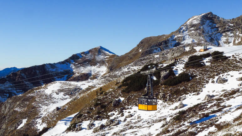 Eine Gondel der Nebelhornbahn bei der Fahrt ins Tal