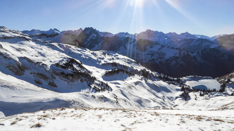 Rechts im Bild der schon leicht zugefrorene Seealpsee