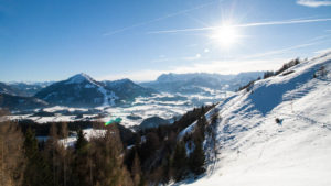 Von der Taubenseehütte blickt man auf Kössen, das Unterberghorn und das Kaisergebirge