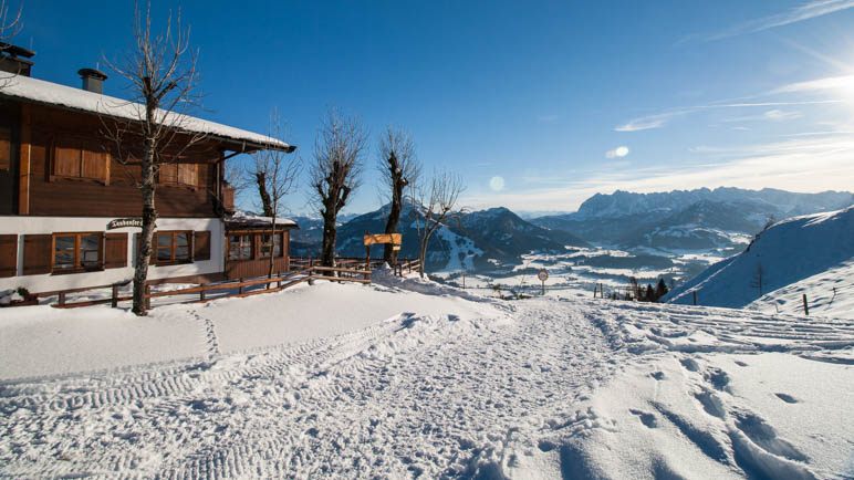 Die Taubenseehütte und der Ausblick zum Kaisergebirge