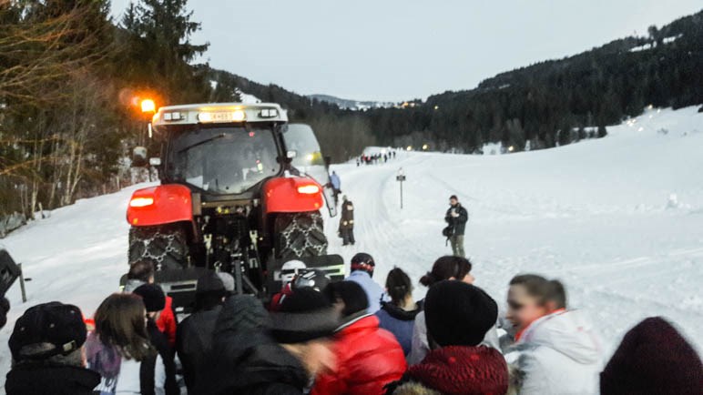 Gleich geht es los: Hinter dem Traktor durch den Winterwald