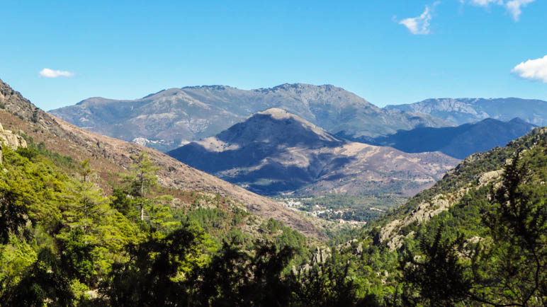 Der Blick auf die Berge und die Stadt Corte