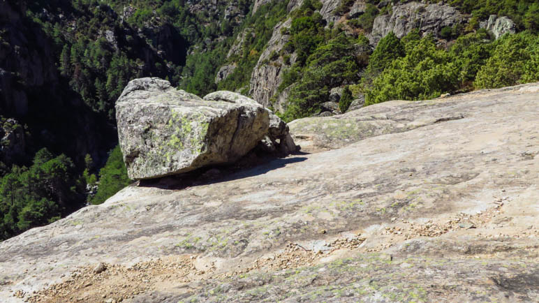 Der Fels am Abgrund auf der großen Steinplatte