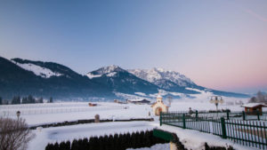 Vom Zimmer aus dem Sonnenuntergang hinter dem Kaisergebirge sehen. Hat was.