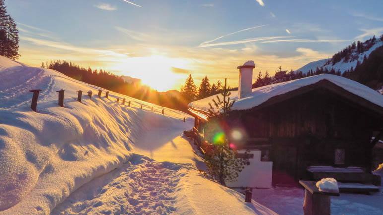 Sonnenuntergang im Kaiserwinkl auf unserer Schneeschuhtour