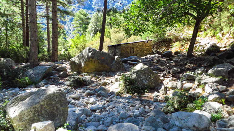 An der Steinhütte im Wald