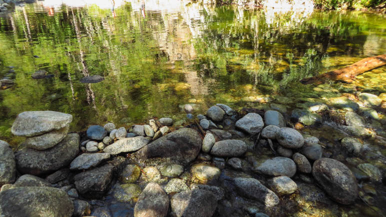 Wasserspiegelungen in den Gumpen