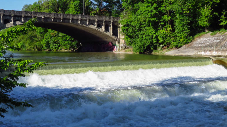 Ein Wasserfall! Immerhin eine Wasserwalze