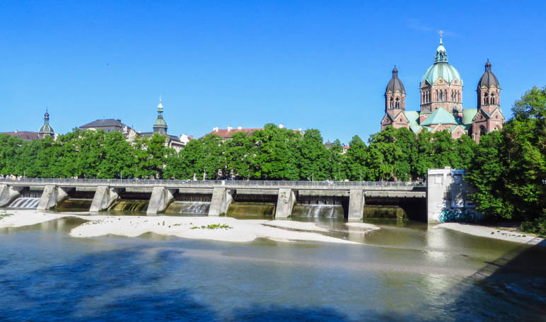 Die großen Isarwehranlagen und die Kirche St. Lukas im Lehel