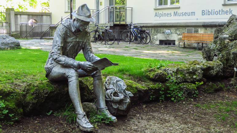 Er hat Zeit: Der Kartenleser im Garten des Alpinen Museums