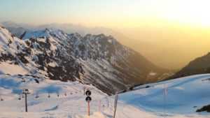 Die Skipiste im orange-blauen Abendlicht