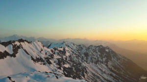 Ein weiter Blick über die abendlichen Allgäuer Berge