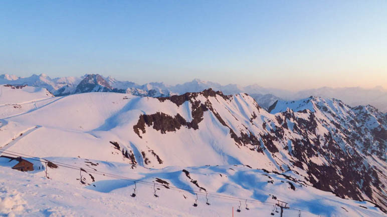 Der Schnee am Hüttenkopf, Seeköpfel und Schattenberg, blaurosa gefärbt im Abendlicht