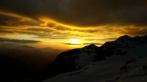 Ein schwarz-goldener Blick über Oberstdorf hinweg nach Westen