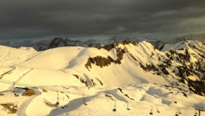 Dunkler Abendhimmel und hell erleuchteter Schnee