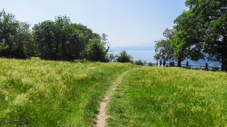 Auf dem weitläufigen Gipfel  der Rocca di Garda. 