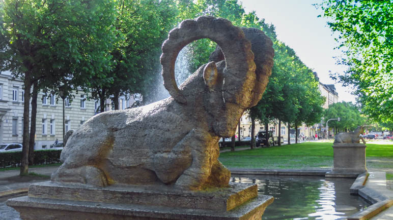 Ein Steinbock auf dem Bordeauxplatz in Haidhausen