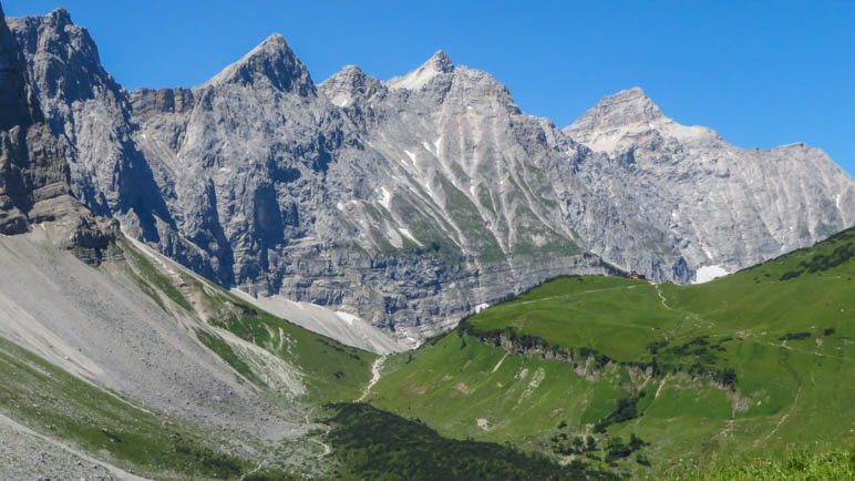 Die mächtigen Lalidererwände. Rechts im Bild sieht man ganz klein die Falkenhütte