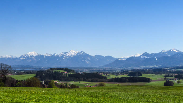 Ausblick von der Ratzinger Höhe auf die Chiemgauer Berge