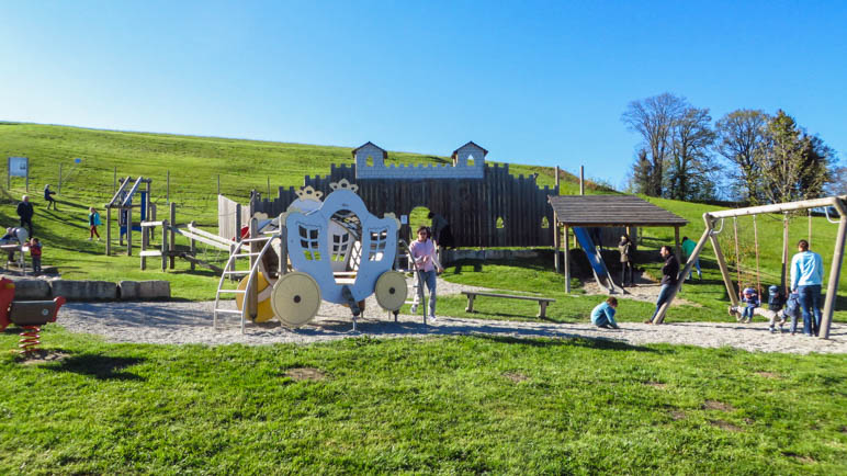 Der Spielplatz, direkt neben dem Gasthof Weingarten