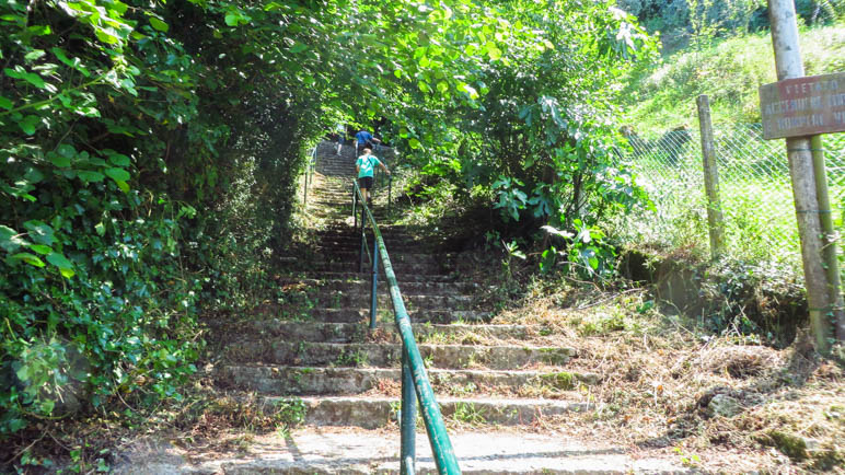 Zunächst führt der Weg über Treppen bergauf