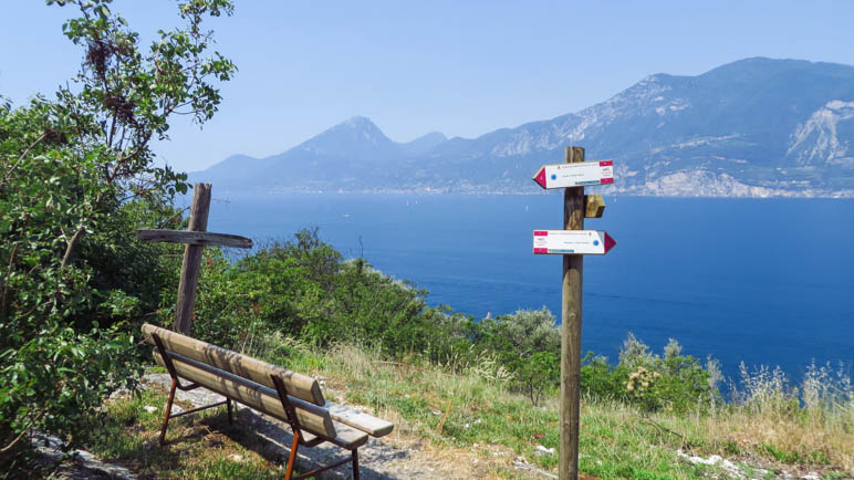 Kein Gipfelkreuz, aber eine tolle Aussicht auf den Gardasse gibt es hier noch