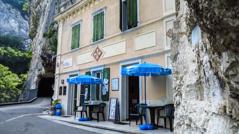 Die kleine Bar an der Madonna della Corona. Auch hier ist das Malteserkreuz gut zu sehen