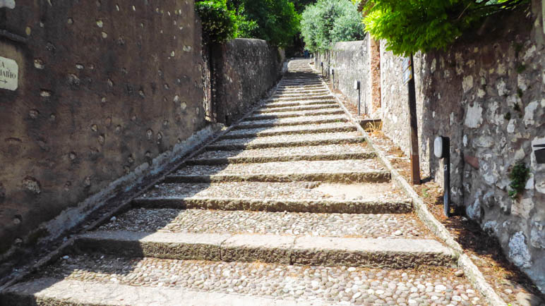 Die erste der vielen Treppen auf dem Pilgerweg hoch zur Wallfahrtskirche