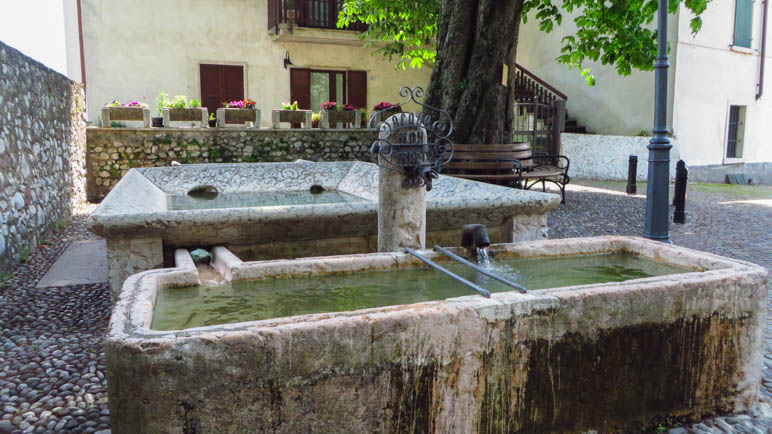 Der Brunnen in Brentino, direkt am Beginn des Treppenwegs