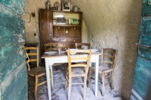 Gegnüber der Bar ist ein Zimmer eingerichtet, wie es früher ausgesehen haben kann