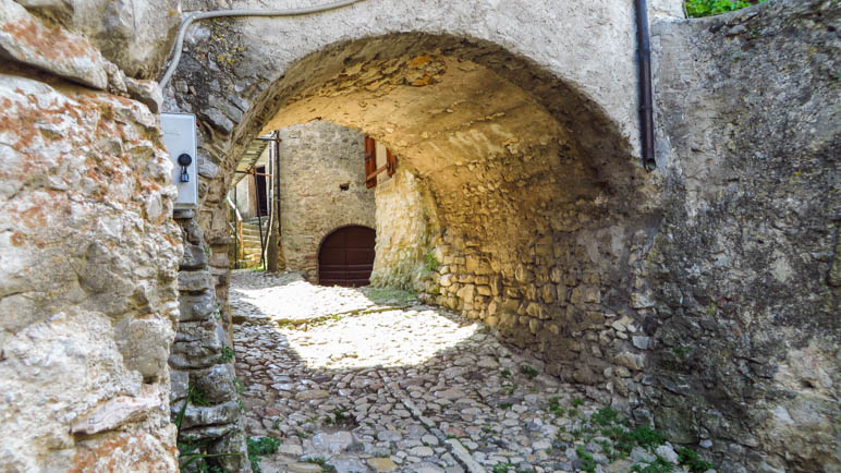 Ein steinerner Bogen als  Durchgang in den Gassen von Campo