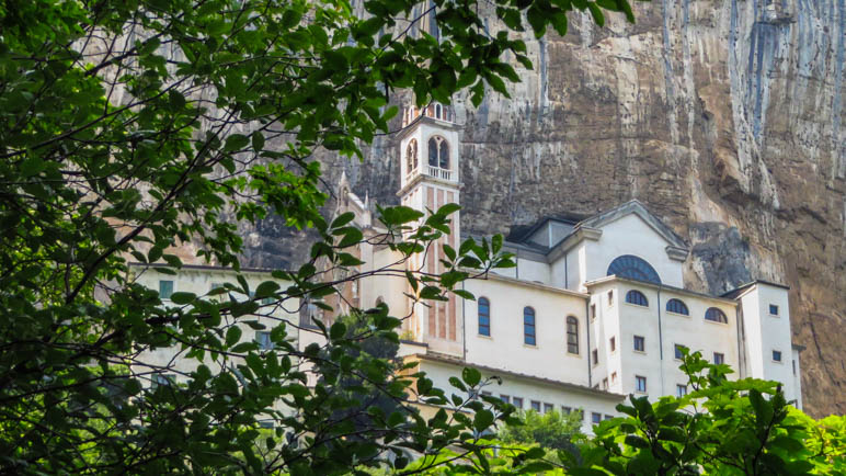 Der erste Blick auf die Kirche Madonna della Corona