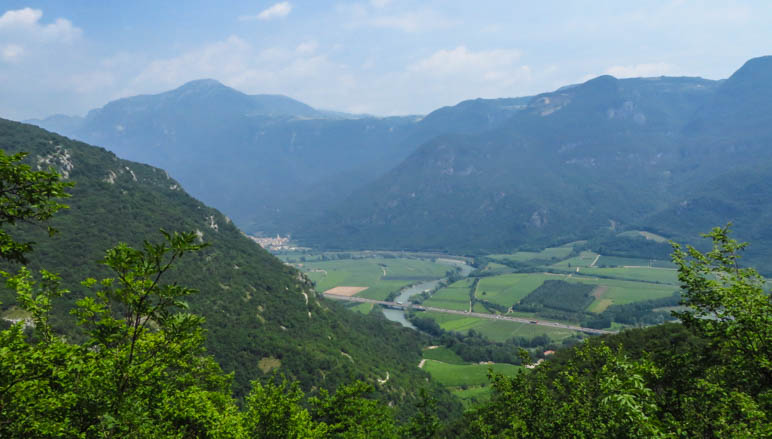 Ein Blick ins Etschlal. Gut zu sehen sind die geschwungene Etsch und die Autobahn