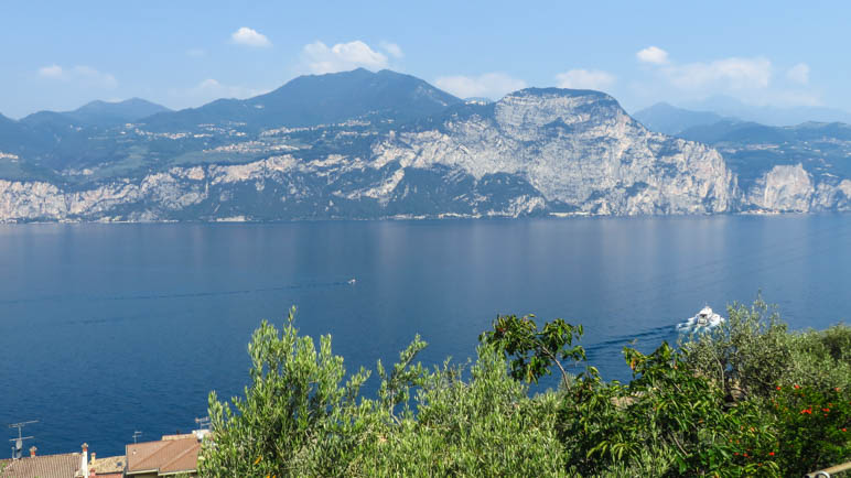 Ein Blick auf den Gardasee und Tignale mit dem Santuario di Montecastello